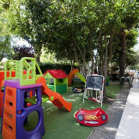 Hotel Trafalgar Римини Экстерьер фото