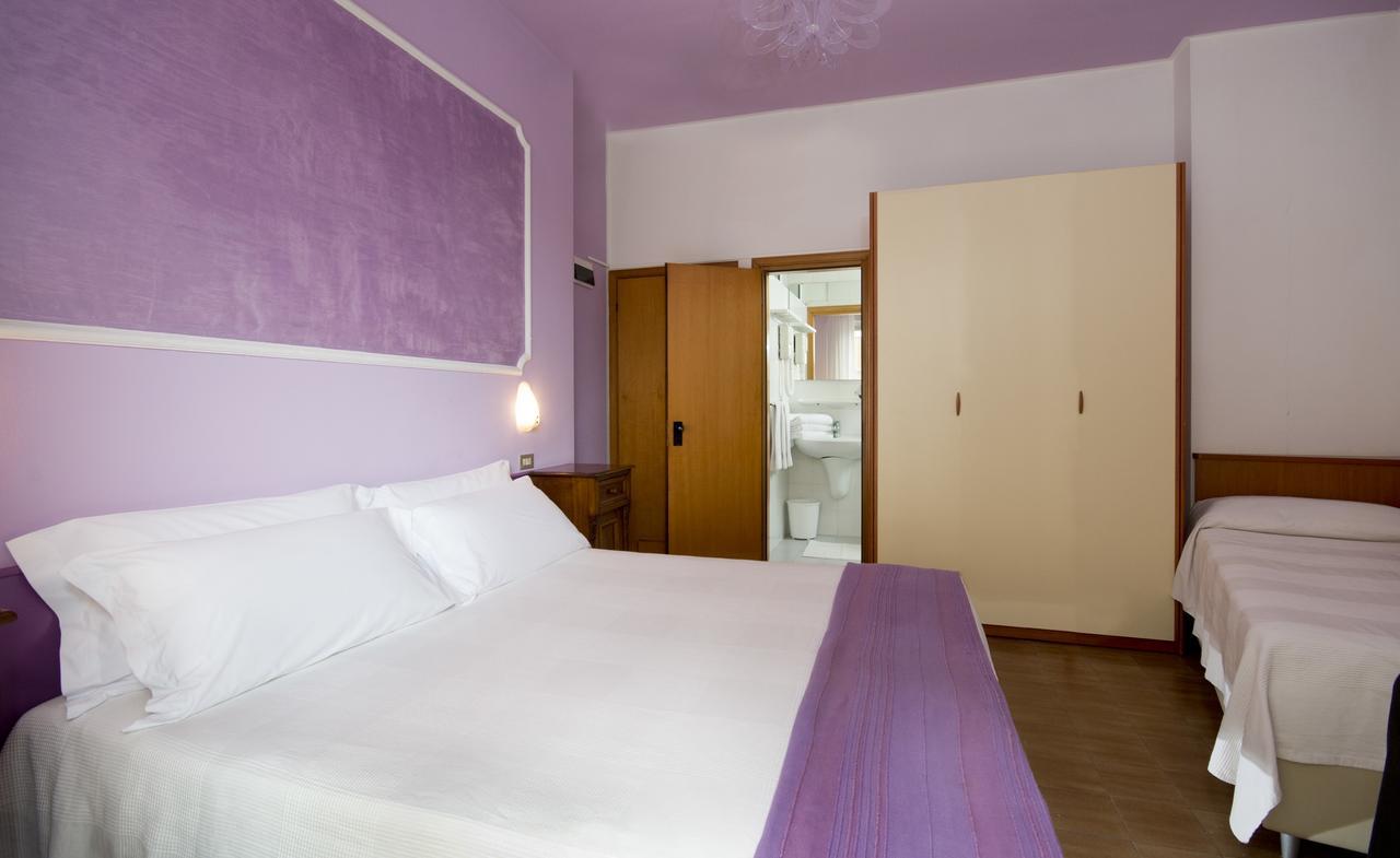 Hotel Trafalgar Римини Экстерьер фото